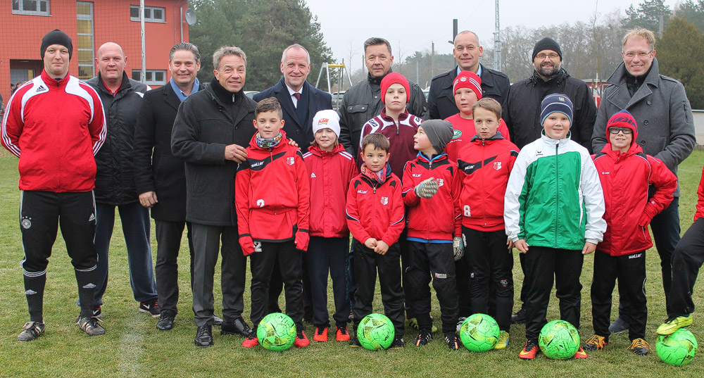 Kinder und Funktionäre eines Fußballvereins