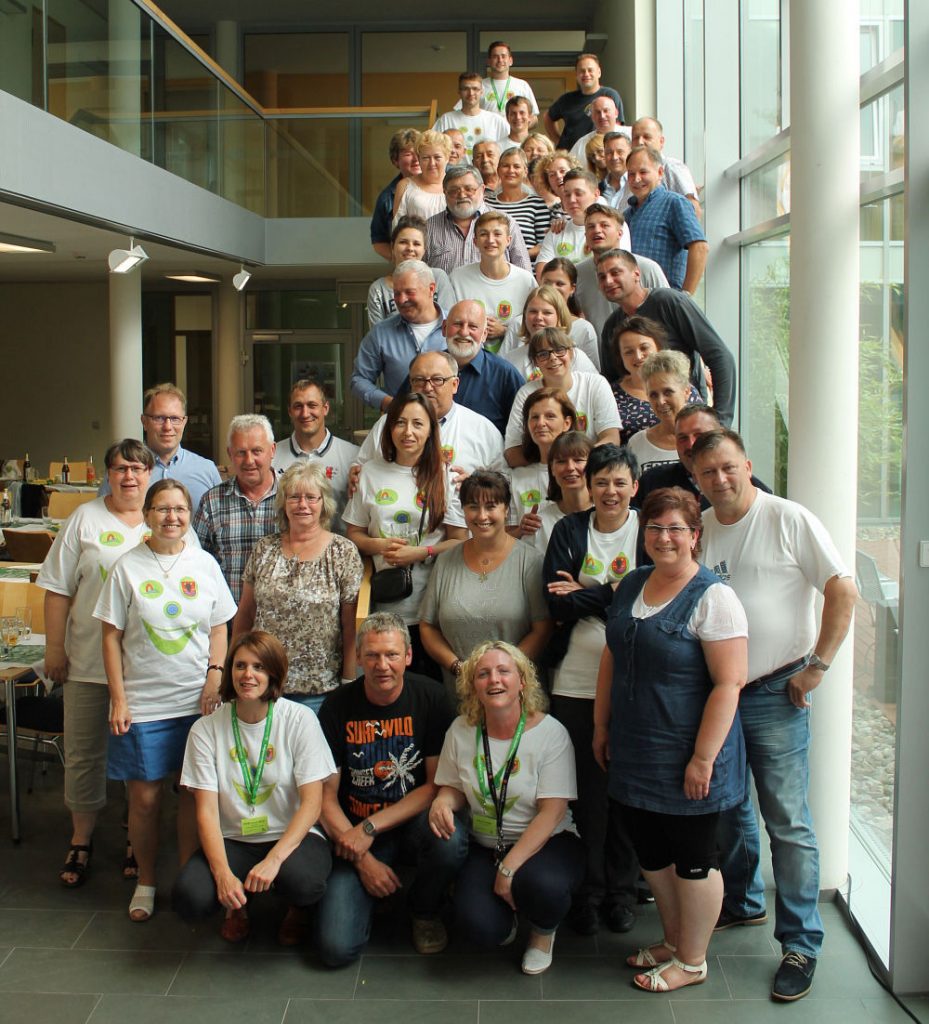 Gruppenfoto mehrerer Personen auf einer Treppe