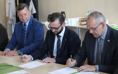 Mehrere Personen unterzeichnen eine Vereinbarung.