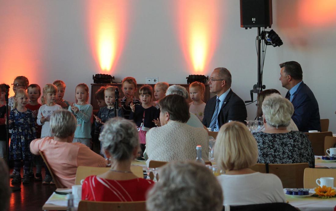 Kinder sind für Menschen in einem Saal