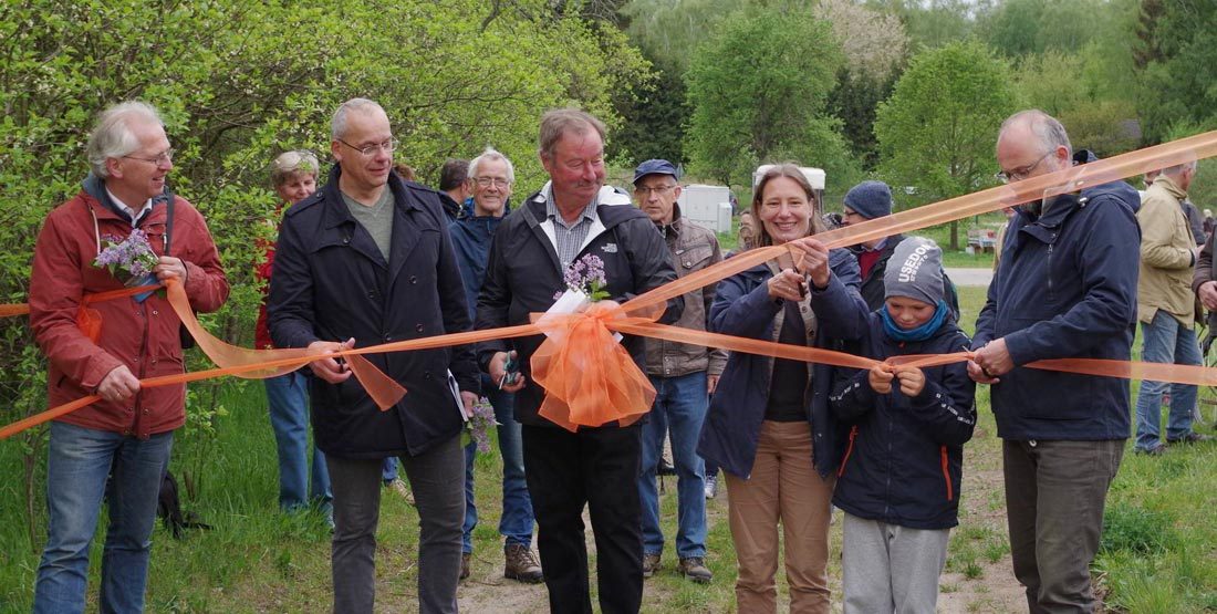 Mehrere Personen zerschneiden symbolisch ein Eröffnungsband.