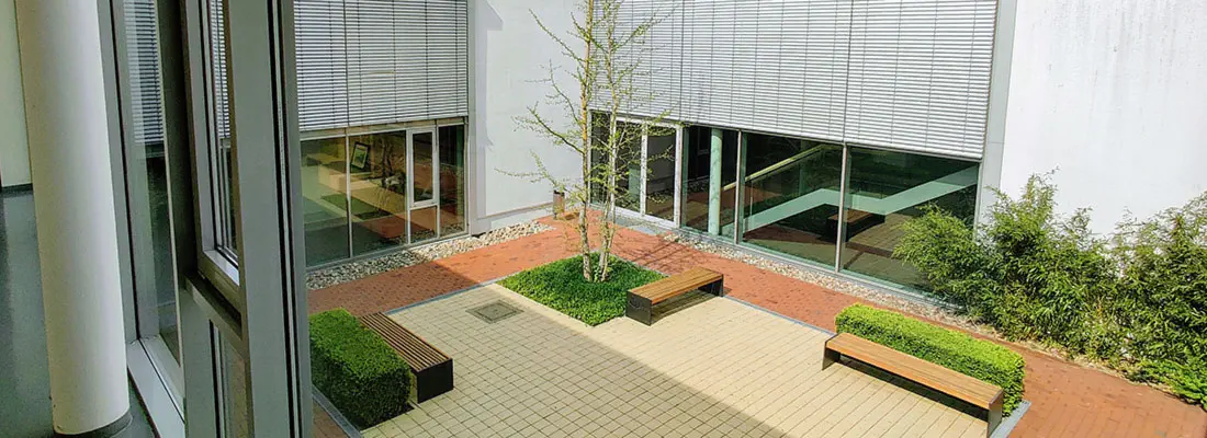 Sonnendurchfluteter Innenhof des Rathauses Britz.