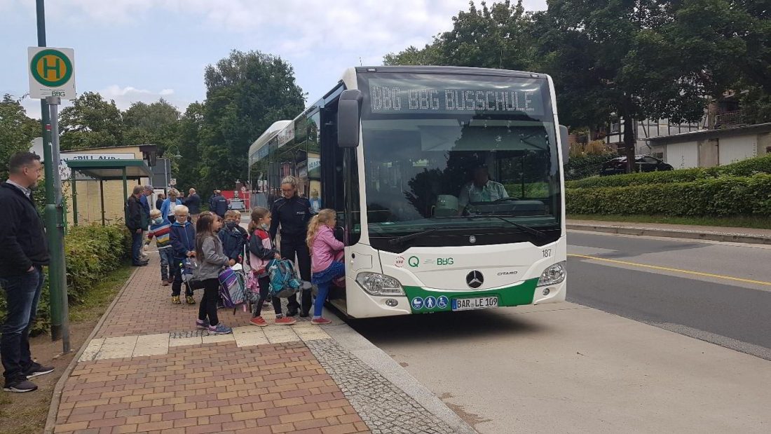 Kinder steigen in den Bus ein