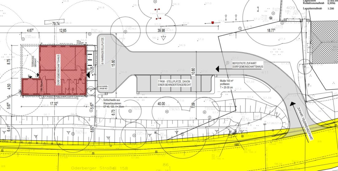 Plan mit Grundriss für Dorfgemeinschaftshaus, Feuerwehrstellplatz, Müllsammelplatz und umliegender Straßenführung