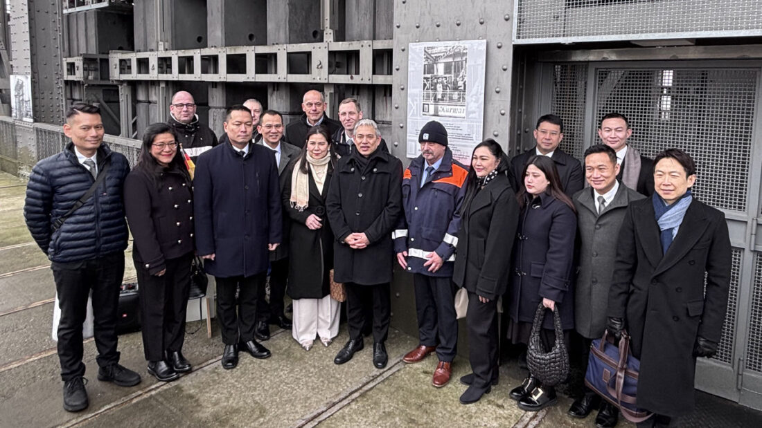 Delegation aus Thailand vor dem Schiffshebewerk in Niederfinow.