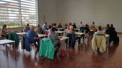 Mitglieder des Seniorenbeirates sitzen im Saal