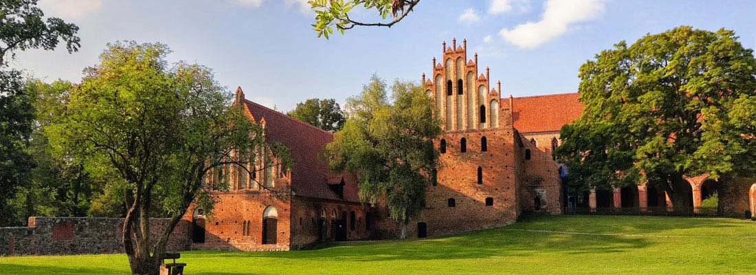 Klassische Ansicht des Klosters Chorin mit Backsteingebäuden im Hintergrund.