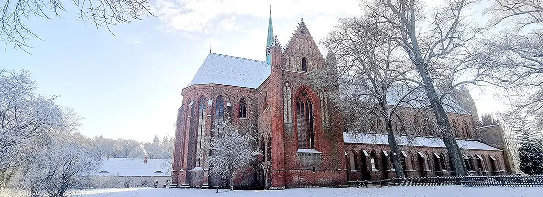 Komplettansicht des Hauptschiffes im Schnee