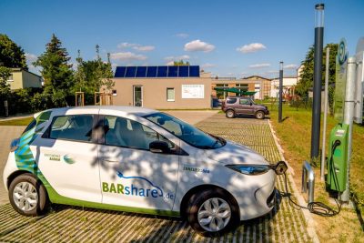 Elektro-PKW der BARshare-Flotte an eine Ladesäule angeschlossen.
