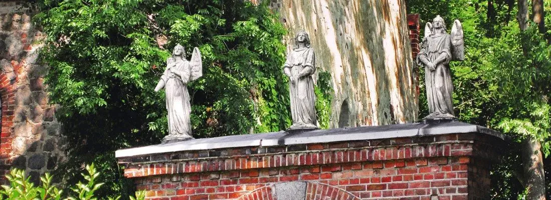 Gemauertes Portal mit drei Engeln