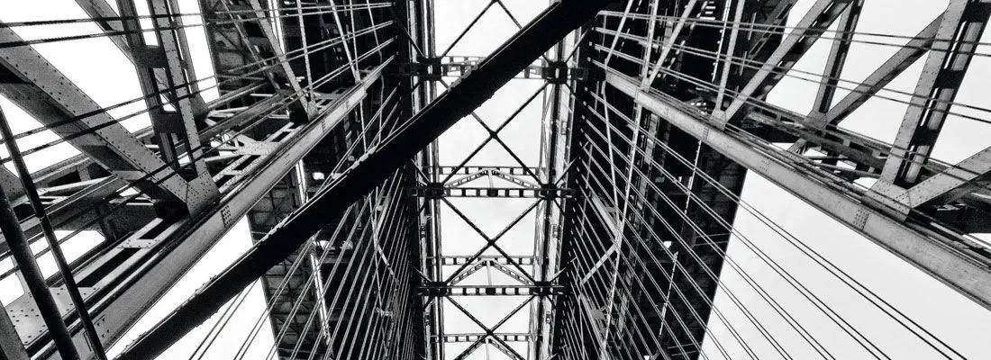 Schwarz-Weiß-Foto des alten Schiffshebewerkes vom Inneren gen Himmel fotografiert.