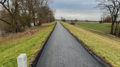 Asphaltierter Radweg auf einem Deich