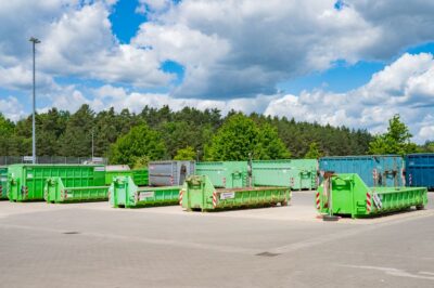 Mehrere Container für Bauschutt