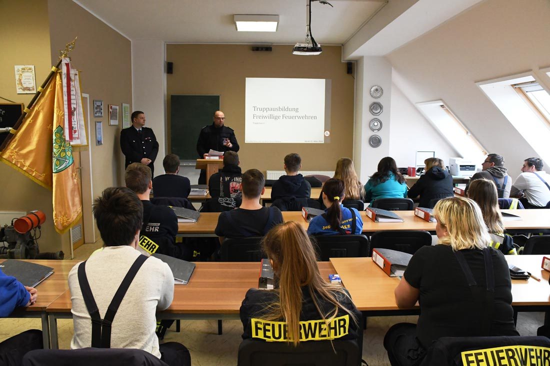 Menschen von der Feuerwehr in einem Seminarraum