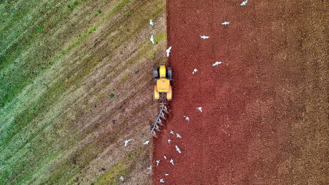 Feld mit Traktor aus der Vogelperspektive