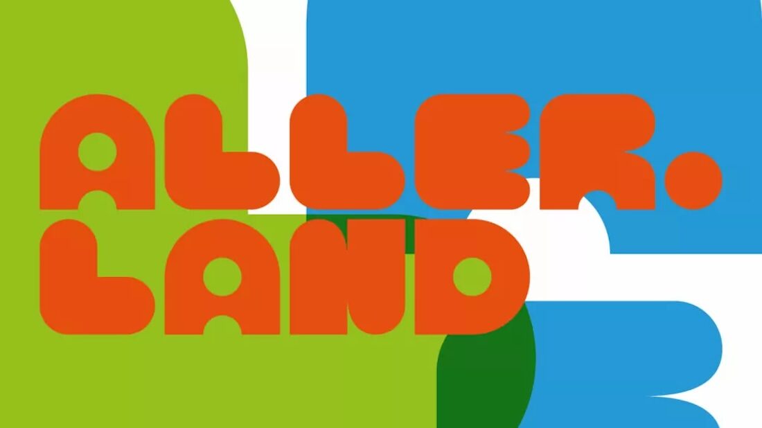 Oranger Schriftzug "Aller.Land" auf grünem und blauem Hintergrund.