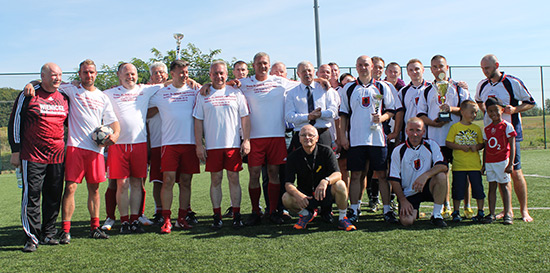 Gruppenbild einer Fußballmanschaft in Sportkleidung.