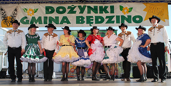 Country-Tanzgruppe auf einer Bühne.
