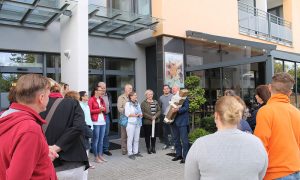 Mehrere Personen vor einem modernen Gebäude.