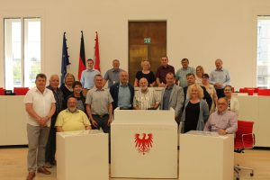 Mehrere Personen im Landtag Brandenburg