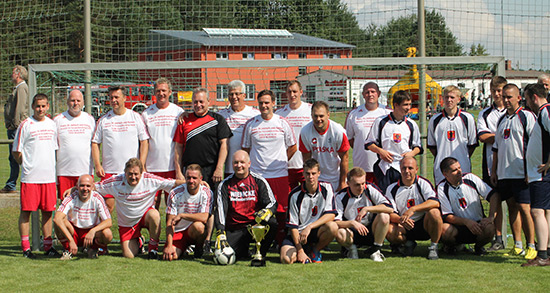 Gruppenfoto einer Fußballmannschaft in Sportkleidung.