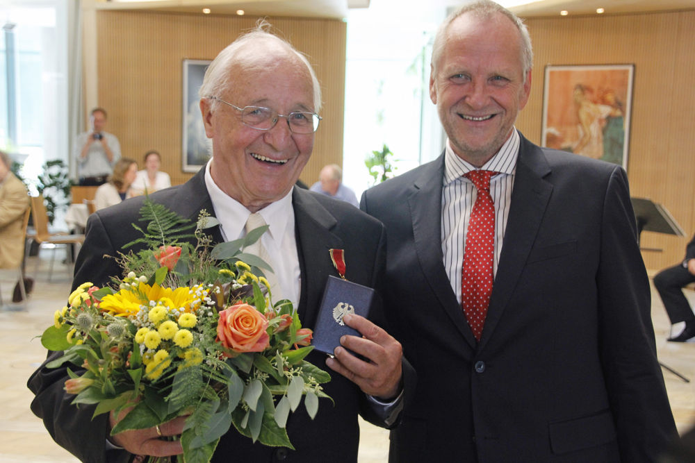 Landrat Bodo Ihrke überreicht Herrn Hans-Dieter Winkler den Bundesverdienstorden