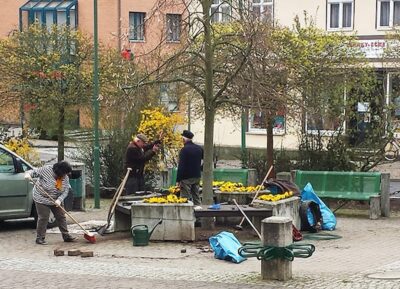 Personen beim Reinigen einer Straße.