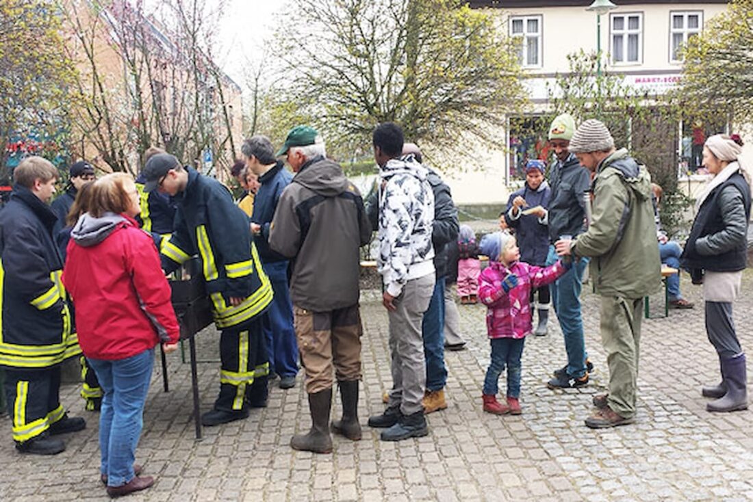 Mehrere Personen auf einem Marktplatz.