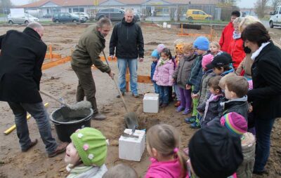 Kinder und Erwachsene mit symbolischem Spatenstich.
