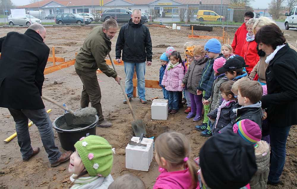 Kinder und Erwachsene mit symbolischem Spatenstich.