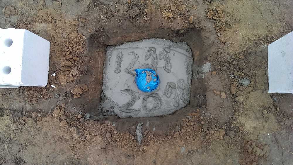 Betongrube mit dem Datum 12.11.2014.