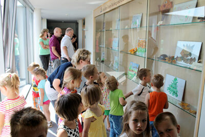 Kinder vor einer Wand mit gemalten Bildern