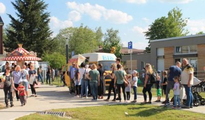 Viele Menschen vor einer Kindertagesstätte