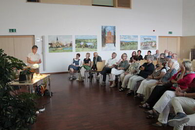 Lesung in einem Saal mit vielen Besuchern