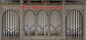 Frontalansicht einer Orgel.