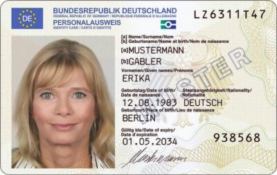 Vorderseite des Personalausweises mit Online-Ausweisfunktion und Angaben zu der fiktiven Person Erika Mustermann