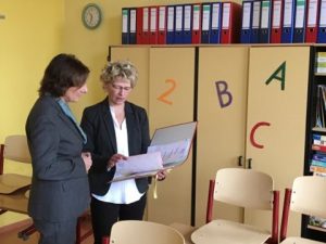 Zwei Frauen in einem Klassenraum