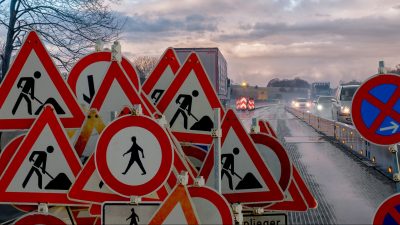 Straße mit vielen Verkehrszeichen