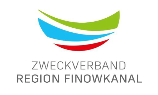 Gestapeltes, wellenförmiges Logo des Zweckverbandes Region Finowkanal in der Farben grün, blau und rot (von oben nach unten).